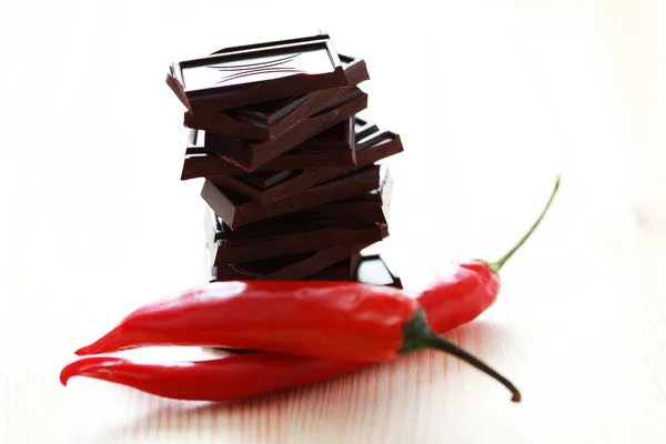 Μαύρη σοκολάτα με τσίλι πιπέρι — Φωτογραφία Αρχείου