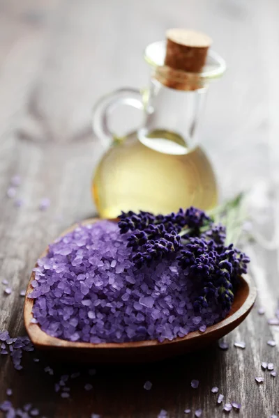 Lavendel Badesalz und Massageöl — Stockfoto