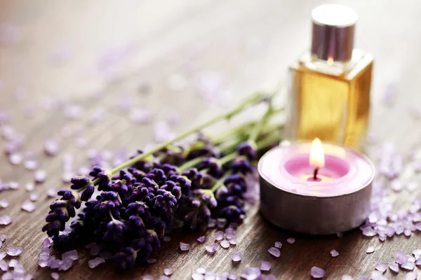 Lavendel Badesalz und Massageöl — Stockfoto