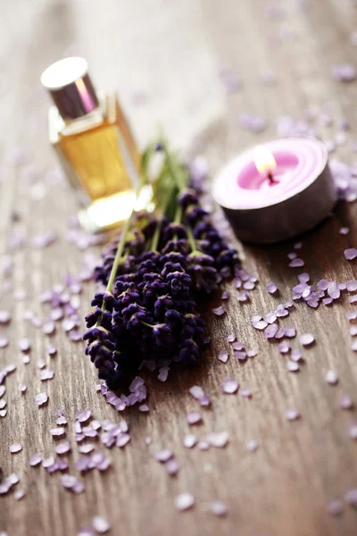 Lavendel zout bad en massage olie — Stockfoto
