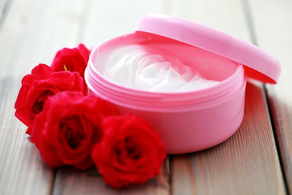 Rosa crema facial —  Fotos de Stock