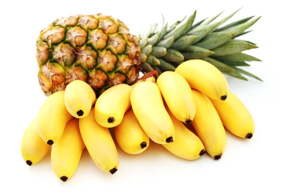 파인애플과 바나나 다발 — 스톡 사진