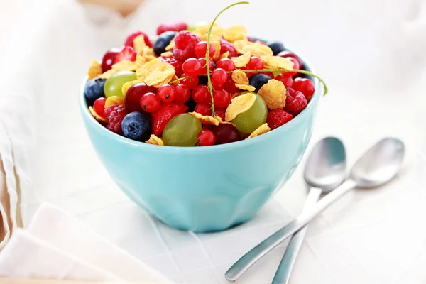 Ciotola di frutta con cereali — Foto Stock