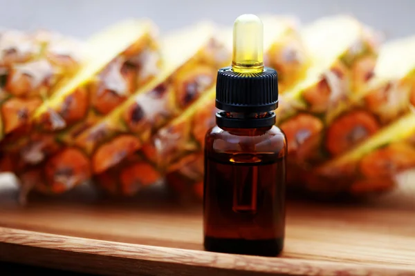 Ätherisches Öl aus Ananas — Stockfoto