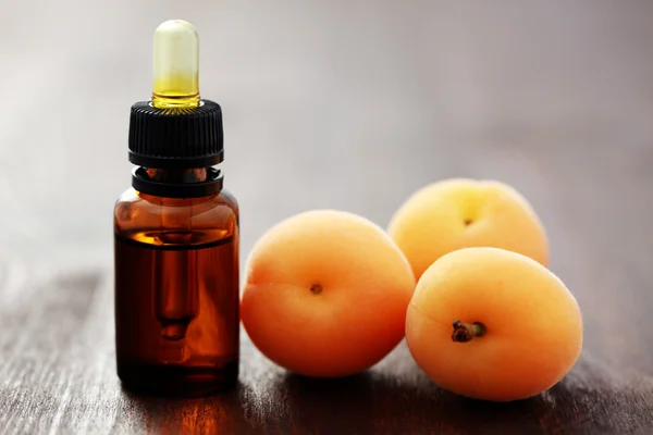 Apricot essential oil — Stock Photo, Image