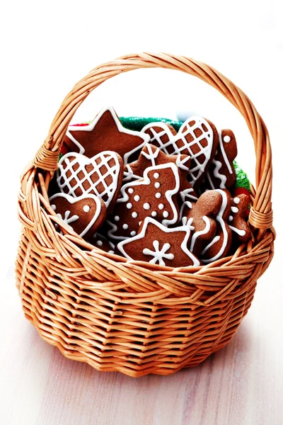 篮子里的 gingerbreads — 图库照片