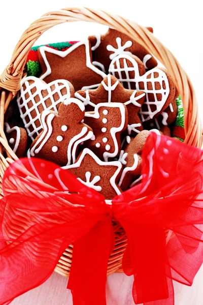 篮子里的 gingerbreads — 图库照片