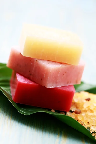 Adoráveis sabonetes frutados e sal de banho — Fotografia de Stock