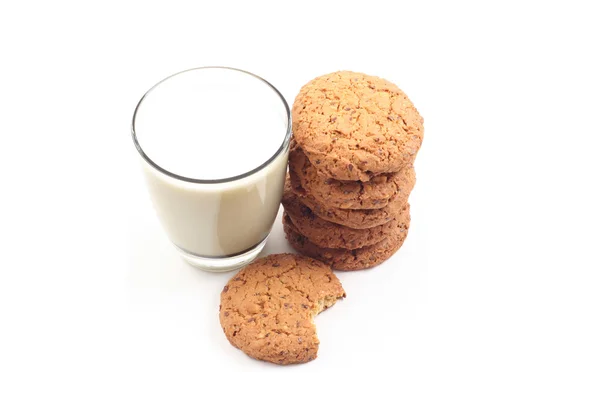 Cookies och glas mjölk — Stockfoto