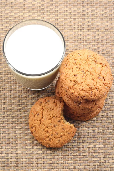 Печенье и стакан молока — стоковое фото
