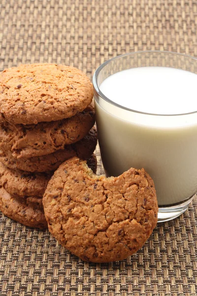 Biscoitos e copo de leite — Fotografia de Stock