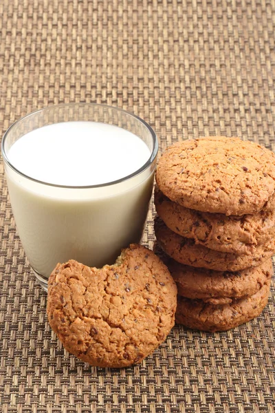 Печенье и стакан молока — стоковое фото