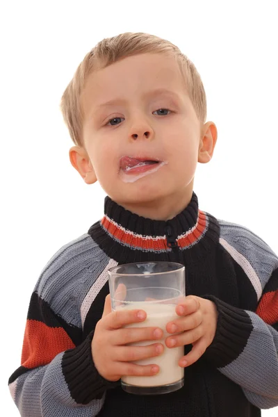 Хлопчик пити молоко — стокове фото