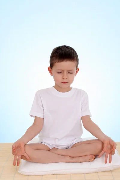瑜伽的男孩 — 图库照片