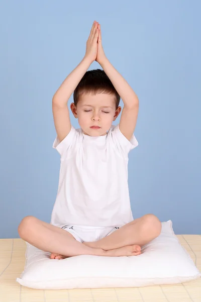 Yoga chico —  Fotos de Stock