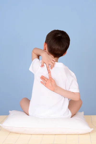 Мальчик йоги — стоковое фото