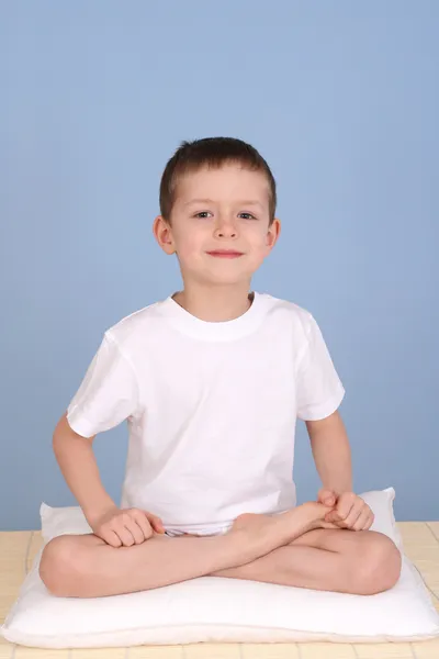 Мальчик йоги — стоковое фото