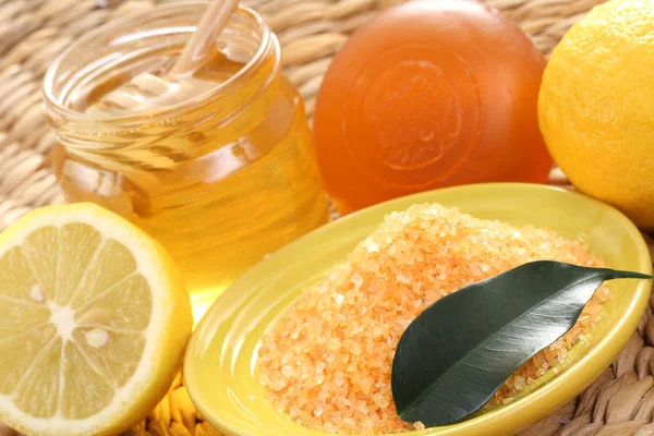 Ванна с медом и лимоном — стоковое фото