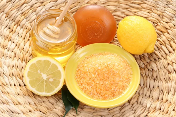 ハチミツとレモンのお風呂 — ストック写真
