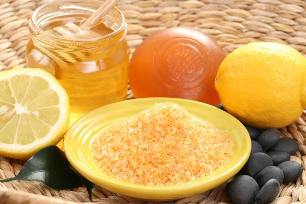 Ванна с медом и лимоном — стоковое фото
