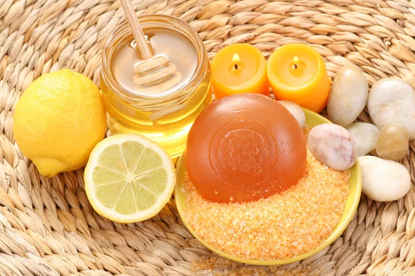 蜂蜜和柠檬浴 — 图库照片