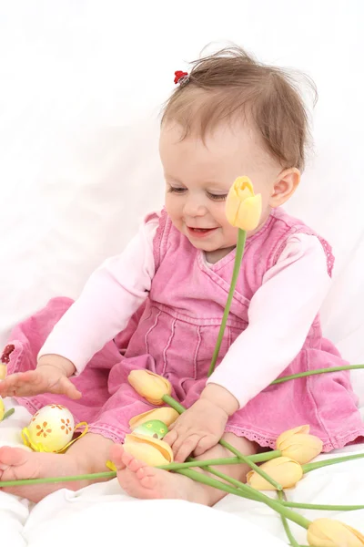 Menina bebê com flores — Fotografia de Stock