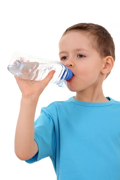 Jongen en fles water — Stockfoto