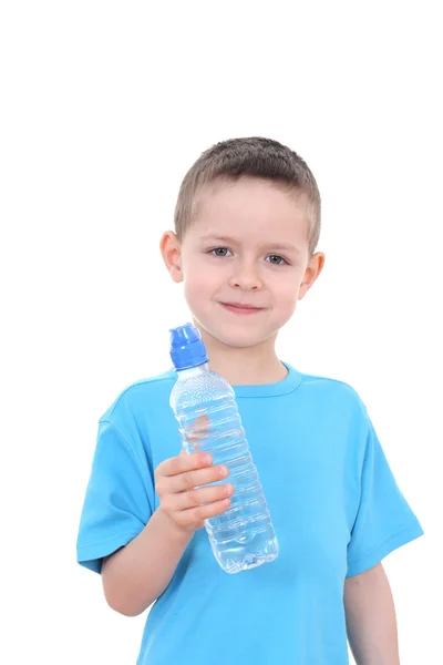 男孩和一瓶水 — 图库照片