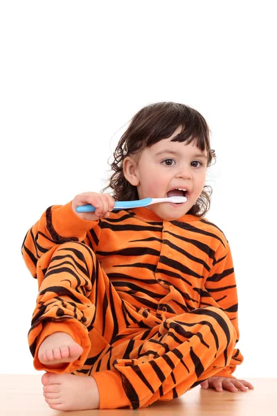 Девушка и зубная щетка — стоковое фото