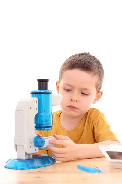 Niño con microscopio — Foto de Stock