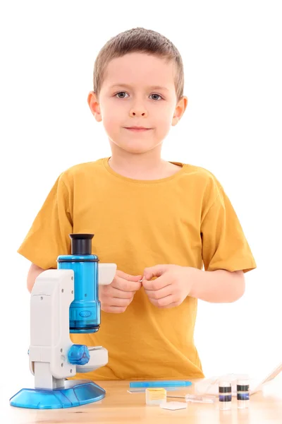 Chlapec s mikroskopem — Stock fotografie