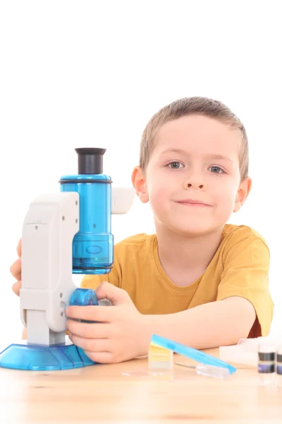 Chłopiec z mikroskopem — Zdjęcie stockowe