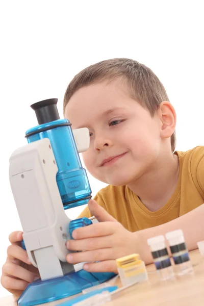 Niño con microscopio — Foto de Stock