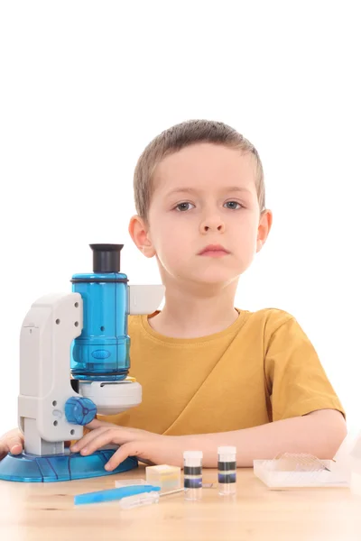 顕微鏡を持つ少年 — ストック写真