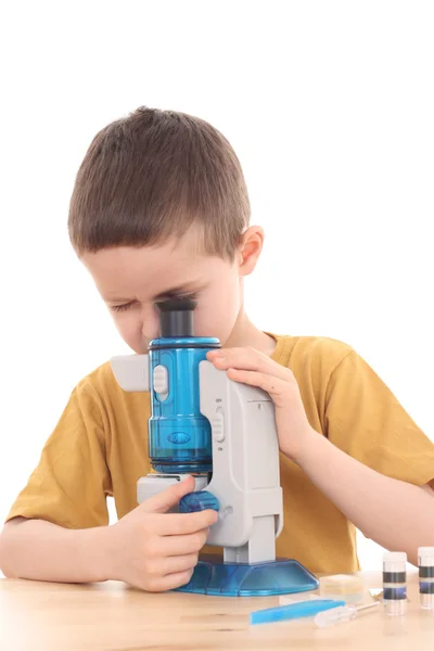Хлопчик з мікроскоп — стокове фото