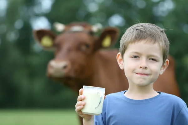 Beber leche — Foto de Stock