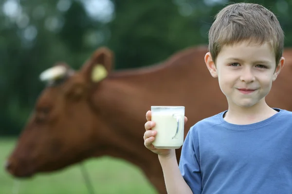 Pijící mléko — Stock fotografie