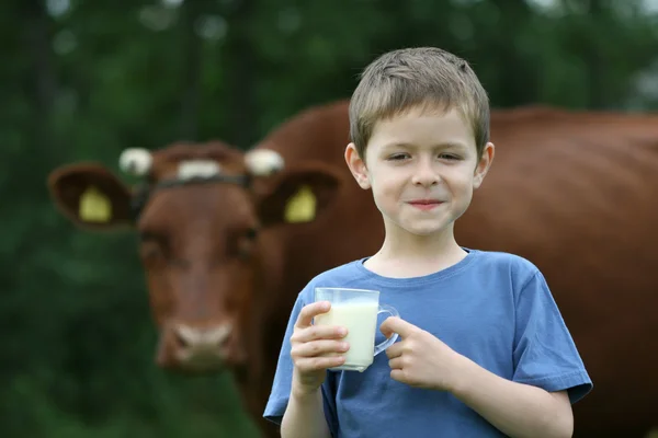 牛乳を飲む — ストック写真