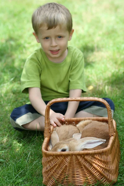 Chlapec a králík — Stock fotografie