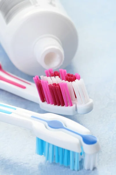 Зубна паста й зубні щітки — стокове фото