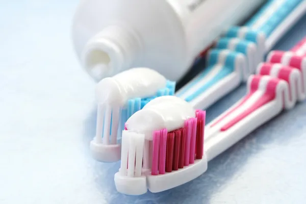 Зубная паста и зубные щетки — стоковое фото