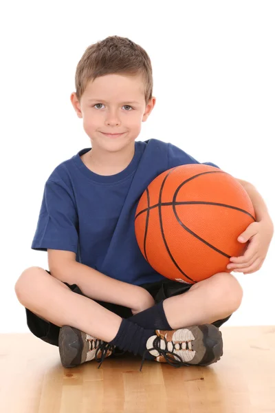 Junge mit Basketball — Stockfoto
