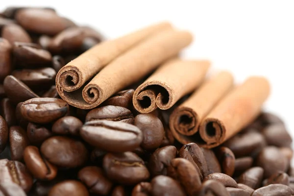 Kaffebönor och kanel — Stockfoto