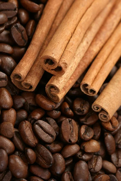 Koffiebonen en kaneel — Stockfoto