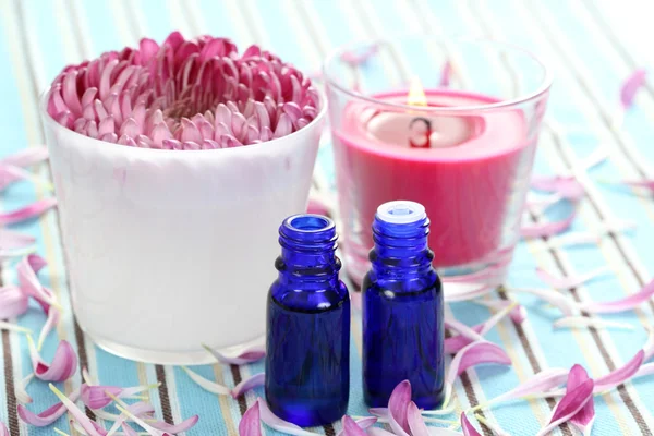 Flor y vela de aceite esencial —  Fotos de Stock
