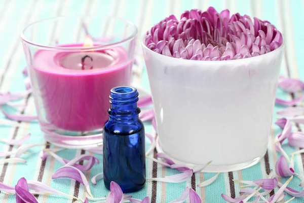 Flor y vela de aceite esencial — Foto de Stock