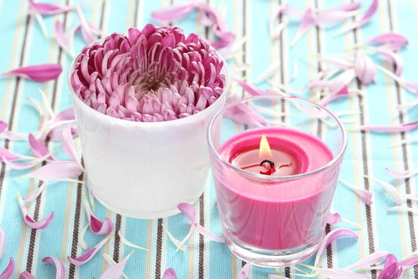 Цветок и свечи — стоковое фото