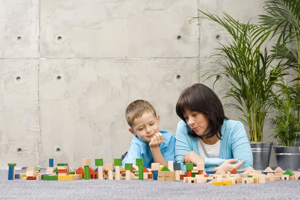 Rodinná zábava s dřevěnými bloky — Stock fotografie