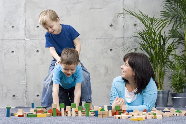 Семейное веселье с деревянными блоками — стоковое фото