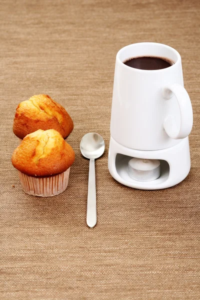 Chocolate quente e muffins — Fotografia de Stock